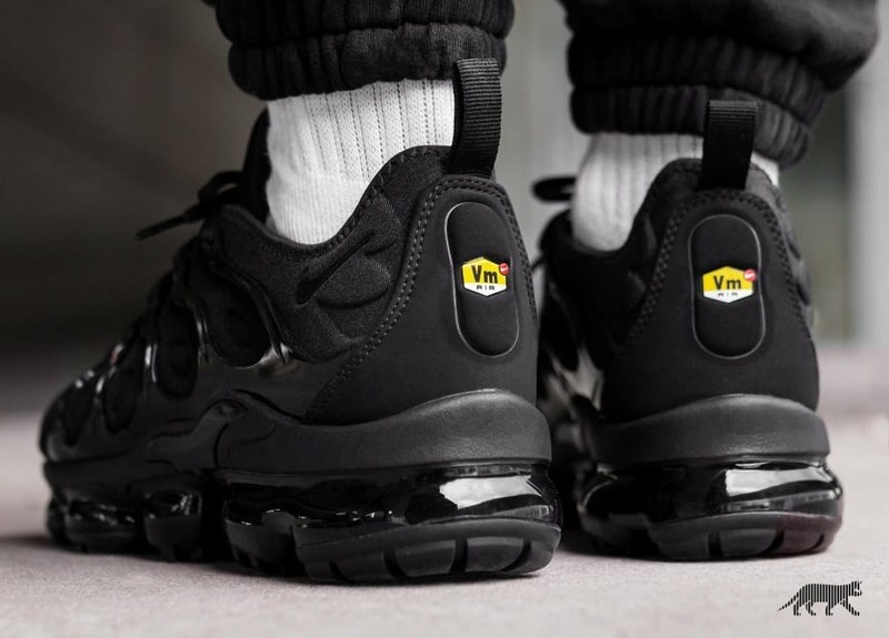 All black vapormax 3 online